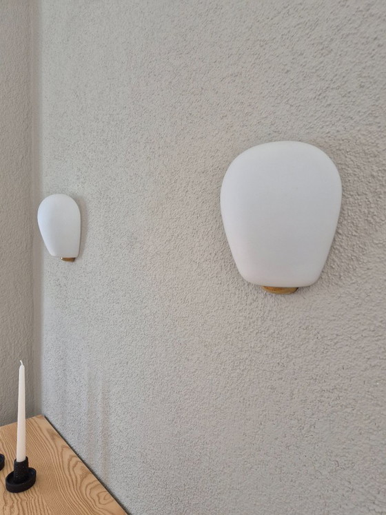 Image 1 of Elegant Peill & Putzler Wall Lamp by Wilhelm Wagenfeld (Set of 4), 1960s, Opaline Glass & Brass – Warm Ambient Light