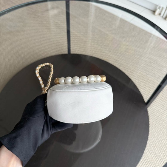 Image 1 of Pochette Chanel rotonda con perle e catena in pelle di vitello bianca con finiture in oro anticato 29