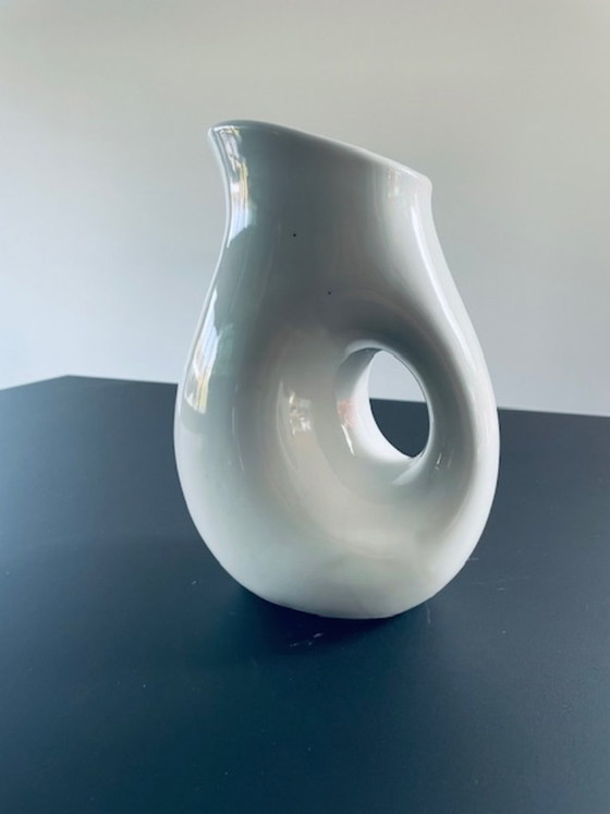 Image 1 of Carafe en céramique au design moderne avec ouverture sculpturale