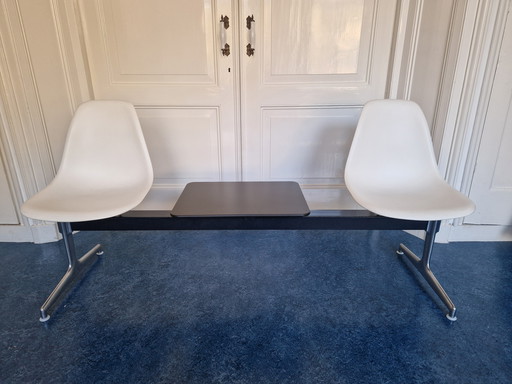 Vitra/Eames side chair RE on traverse with table