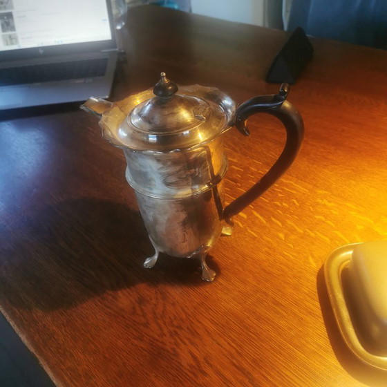 Image 1 of Antique coffee pot / chocolate pot circa 1900 – Mappin & Webb England – silver-plated – 3 paw feet