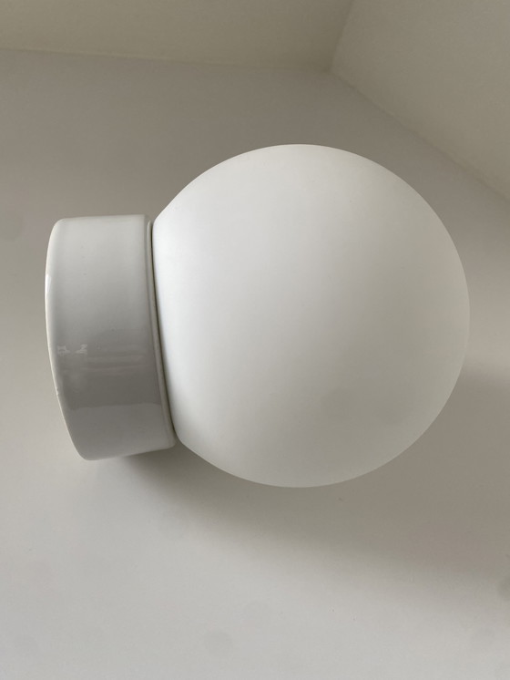 Image 1 of Ifö Elektrische Klassische Kugelkugellampe - Porzellan-Deckenleuchte im Bauhaus-Stil.