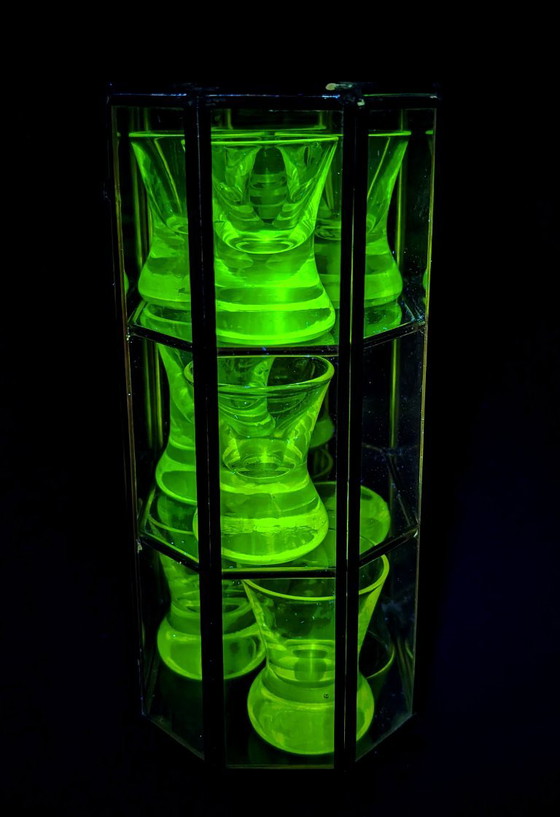 Vitrine en Laiton Doré & 11 Verres à Liqueur UV Réactifs, Cabinet de Curiosités, Verres et carafes, Métal (photo 5 sur 8)