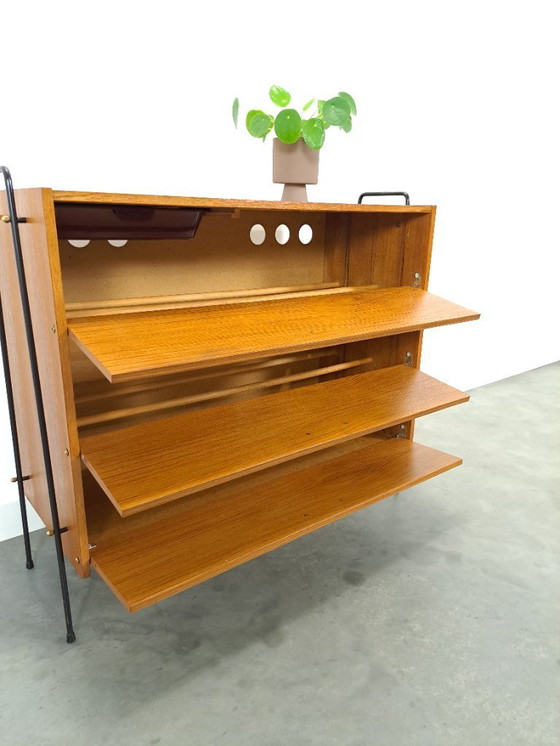 Image 1 of Scarpiera di design in teak Ilse con gambe in metallo nero