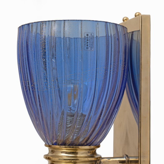 Image 1 of Een paar blauwe wandlampen van Murano-glas met goudstofaccenten.
