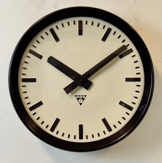 Image 1 of Industriële bakelieten fabriekswandklok van Pragotron, jaren 60