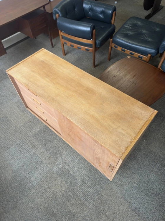 Buffet danois en chêne clair avec porte coulissante et quatre tiroirs. – Armoires de rangement, Vintage (photo 3 of 11)