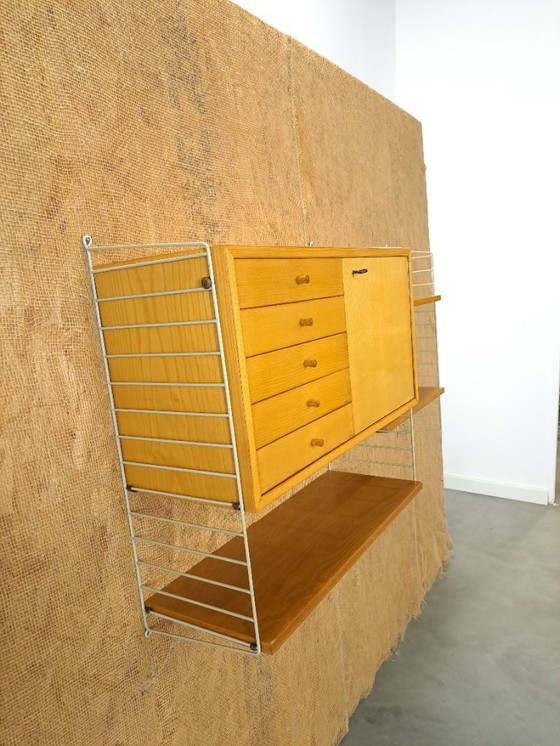 Image 1 of Sistema di parete modulare String con armadio e ripiani