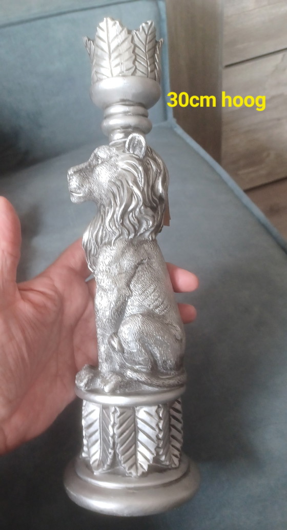 Image 1 of 2 x Bougeoirs Lion argentés en polyrésine décorative