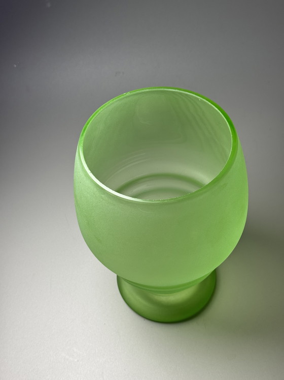 Image 1 of Vaso Art Déco in cristallo all'uranio con base a gradini – Design geometrico satinato – Anni '30