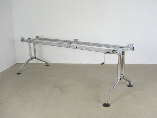 Base de escritorio Vitra Ad Hoc diseñada por Antonio Citterio.