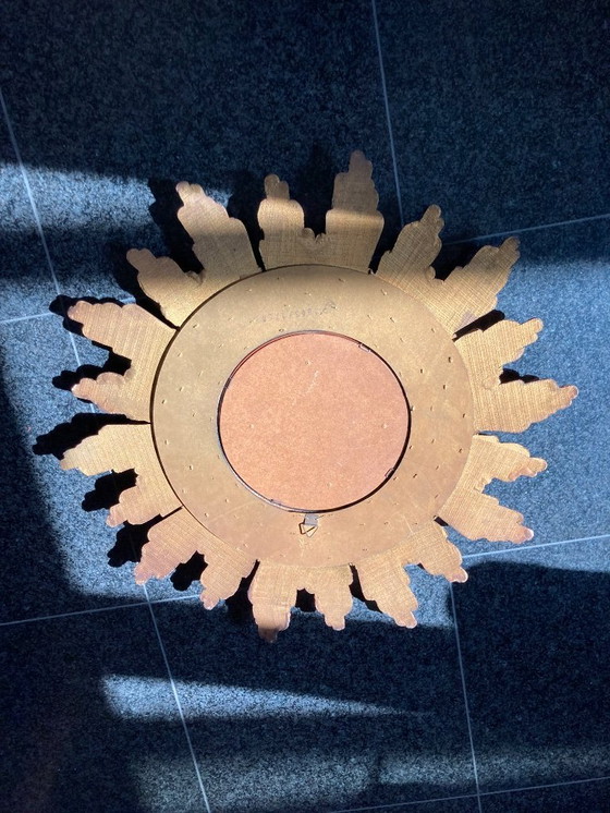 Image 1 of Grande specchio a forma di sole in legno dorato