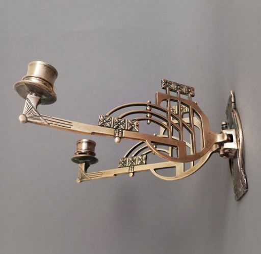 Geometrische messing kandelaar voor aan de muur in secessionistische/art nouveau-stijl, ca. 1900.