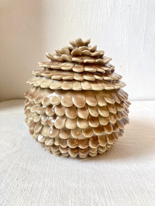 Scatola “pigna” ByManet, ceramica d'artista modellata a mano