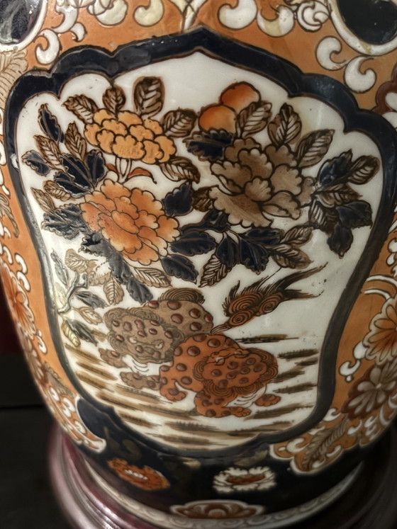 Grote Japanse Imari pronkvaas – 38 cm (40 cm met standaard) – verguld werk, feniks & pioenrozen – Vazen (photo 7 of 11)
