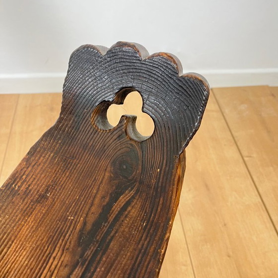 Image 1 of Coppia di sedie basse brutaliste a treppiede in legno massello, metà del XX secolo.