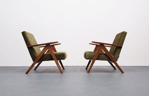 Juego de dos sillones de estilo de mediados de siglo, modelo B 310 Var, en terciopelo verde oliva.