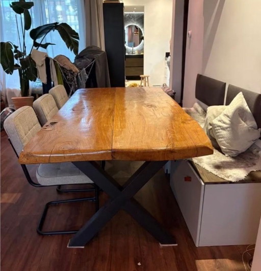 Mesa de roble macizo con base de acero.