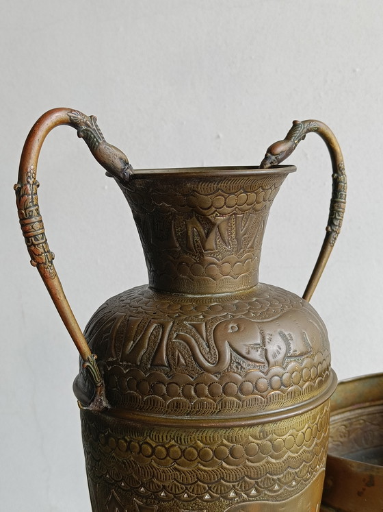 Image 1 of Set decorativo vintage in ottone e rame: vaso a forma di elefante in rilievo e ciotola floreale martellata.