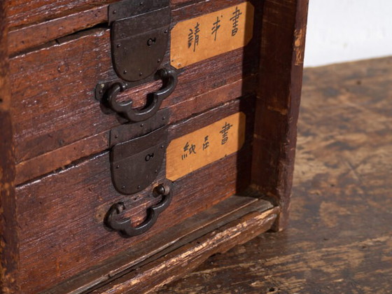 Kleine ko-dansu Kommode aus Paulownia mit Kanji-Etiketten – Japan, Meiji-Zeit, ca. – Kommoden, Paper (photo 18 of 40)
