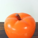 Caja de plástico naranja para manzanas de los años 70, Checoslovaquia