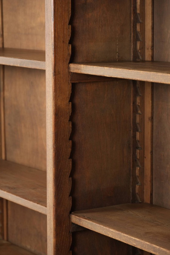 Image 1 of Práctica librería antigua holandesa de roble de principios del siglo XX con un aspecto auténtico.
