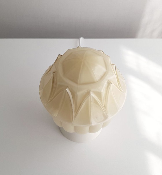 Image 1 of 1 van 2 beige vanille glazen art deco plafondlampen van Thabur in Den Haag, small variant, art deco lamp glazen bol; NOG 2 BESCH