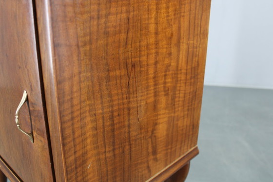 Image 1 of Pareja de mesillas de noche italianas de mediados de siglo en nogal con tapa de cristal, años 50