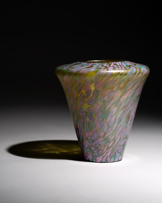 Image 1 of Österreichische Jugendstilvase aus irisierendem Kunstglas, mehrfarbiges Federdekor, 1900-1910