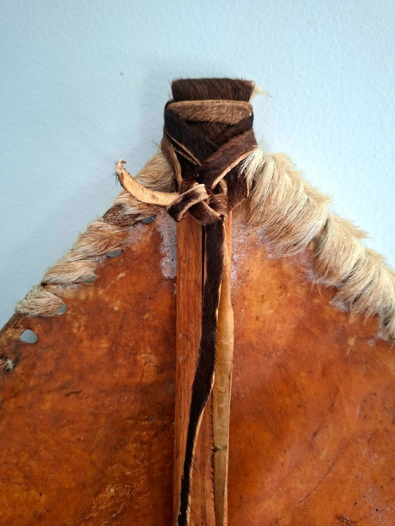 Image 1 of Afrikaanse tribale kunst: Maasai-schild en Pende-ritueelfiguur - Decoratie