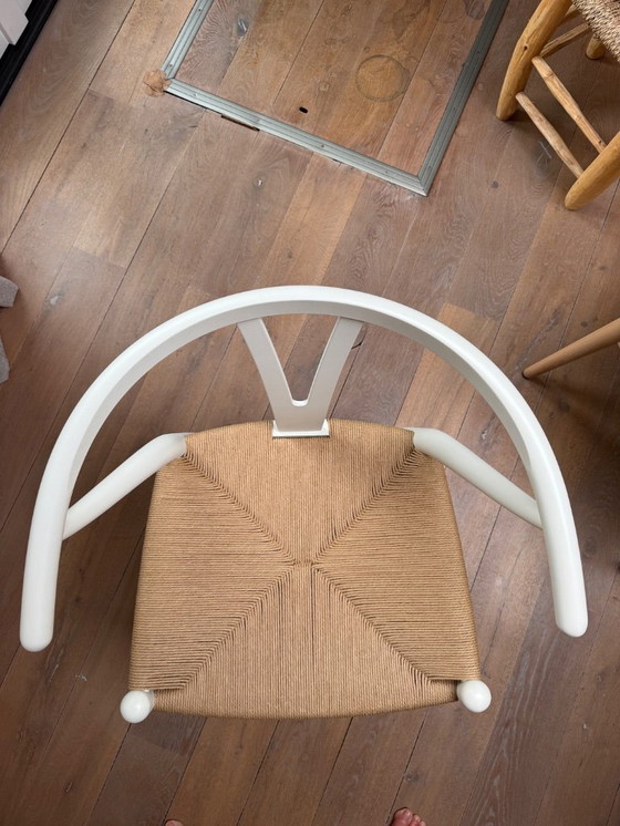 Image 1 of 4 Wishbone chairs (Carl Hansen) 2x white, 2x natural oiled beech