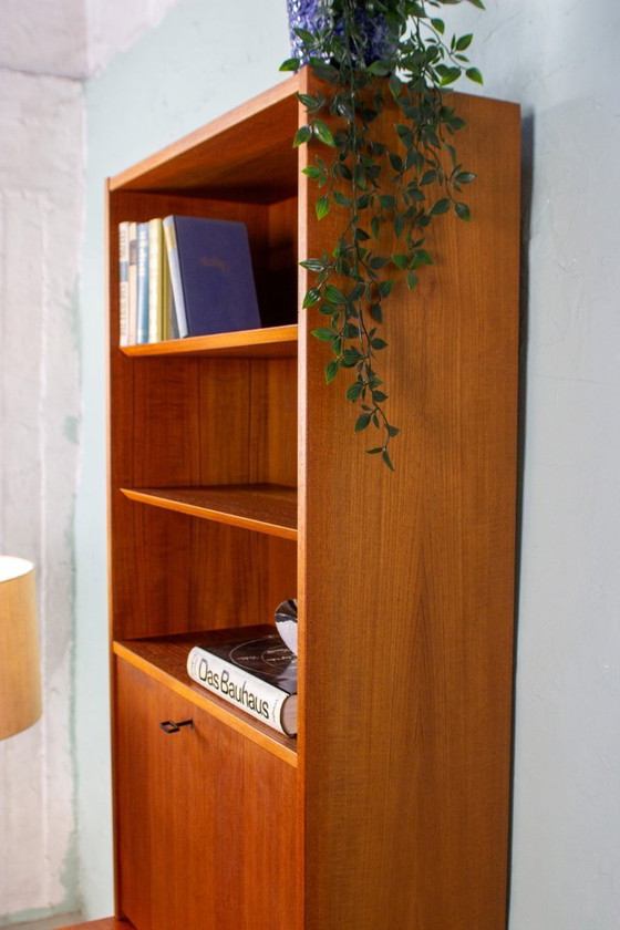 Image 1 of Vintage teakhouten dressoir/secretkast/boekenkast uit het midden van de 20e eeuw.