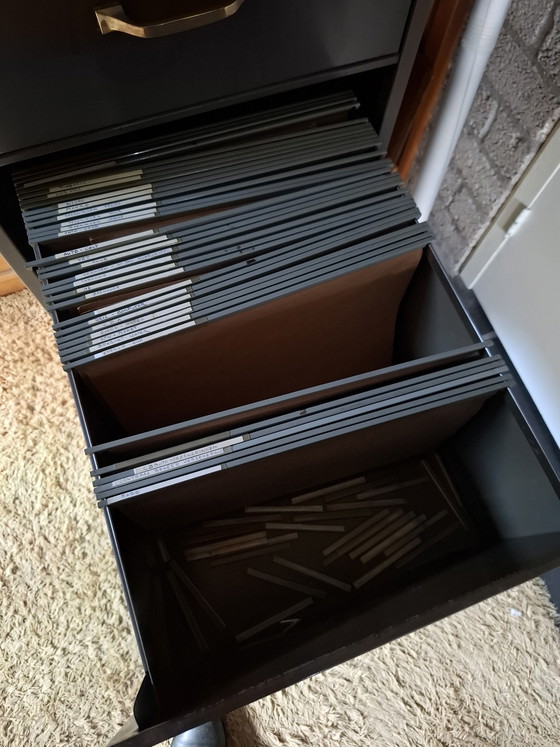 Image 1 of Mobile schedario classico con cassetti