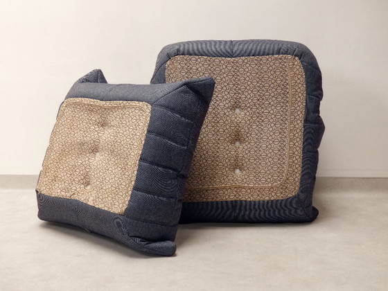 Image 1 of Ligne Roset Togo - 1 posto e pouf - tessuto gessato blu