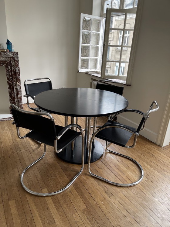 Image 1 of Zwarte tafel en 4 stoelen.