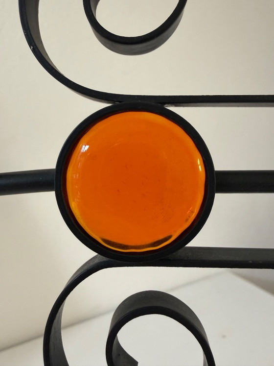 Image 1 of Gunnar Ander (attribuito) per Ystad-Metall – Candelabro in ferro battuto con vetro arancione e verde, Svezia, anni '60