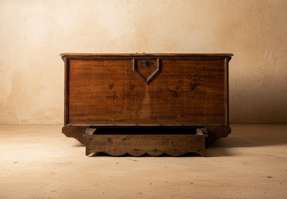 Image 1 of Cassapanca in legno con coperchio, fine XVIII secolo.