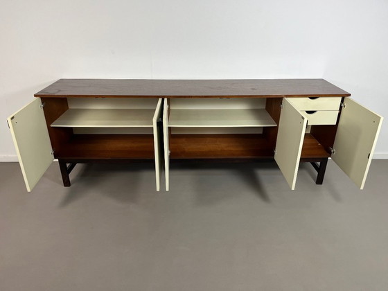 Image 1 of Aparador moderno de mediados de siglo fabricado en madera de wengué de los años 60.