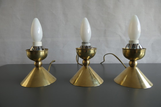 Image 1 of Tre caratteristiche lampade da tavolo Art Déco, coniche, in ottone e vetro marmorizzato