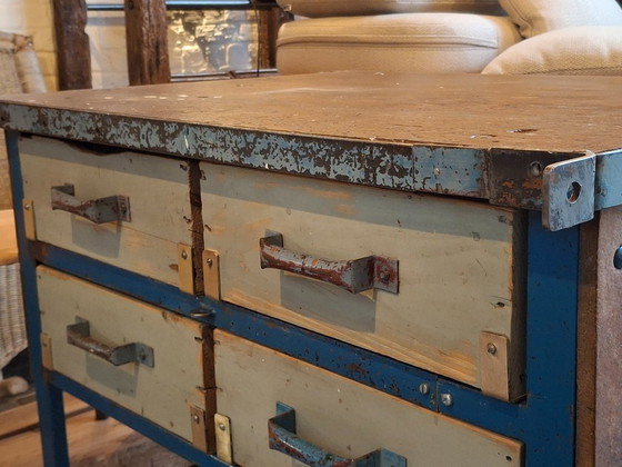 Image 1 of Industrieel vintage werktafeltje / ladekast