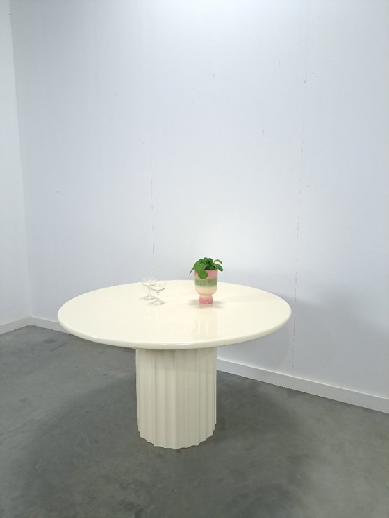 Image 1 of Runder, cremefarbener Esstisch mit gerippten Beinen
