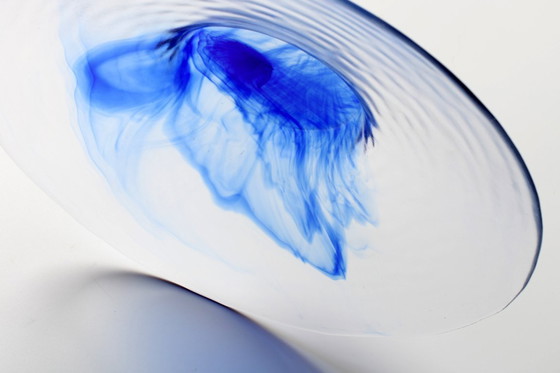 Image 1 of Vintage Bormioli Rocco kunstglazen schaal: kobaltblauwe werveling als middelpunt.