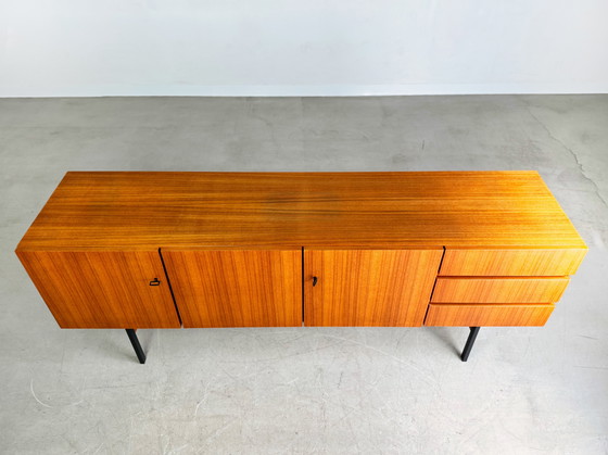 Image 1 of Aparador de anillo original de mediados de siglo en nogal, década de 1960