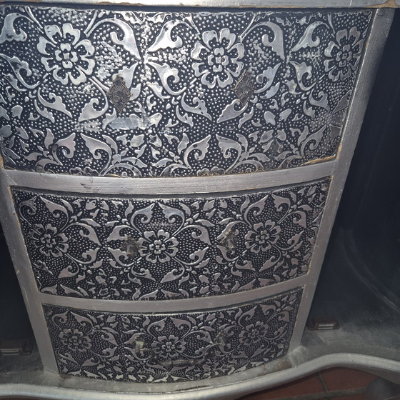 Image 1 of Cassettiera in stile barocco, argento e nero, 76x34x66 cm.