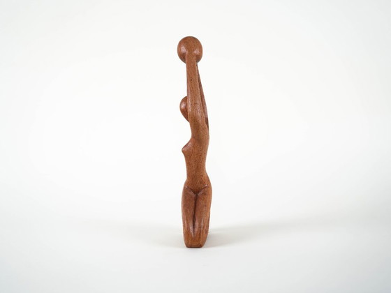 Image 1 of Sculpture en teck représentant une femme, design danois, années 1970, fabriquée au Danemark