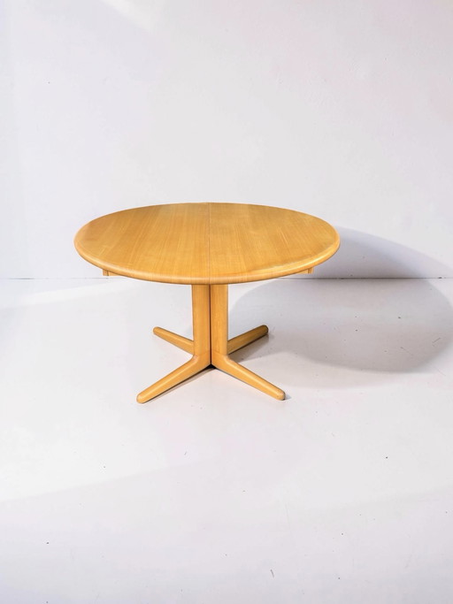 Extendable round Danish dining table