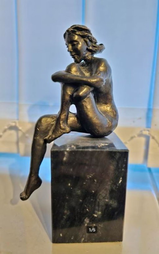 Carrie Ammerlaan chica de bronce sobre granito