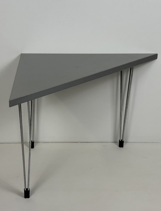Image 1 of Table d'angle/d'appoint Pin Age grise, design danois, Arne Jacobsen