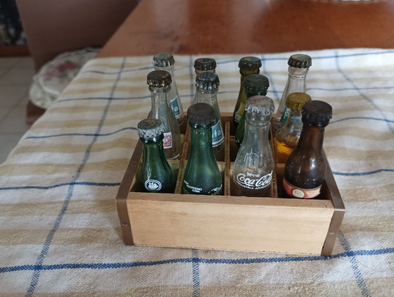 Image 1 of Rare coffret miniature de bouteilles vintage des années 1960 avec son étui d'origine, industrie argentine