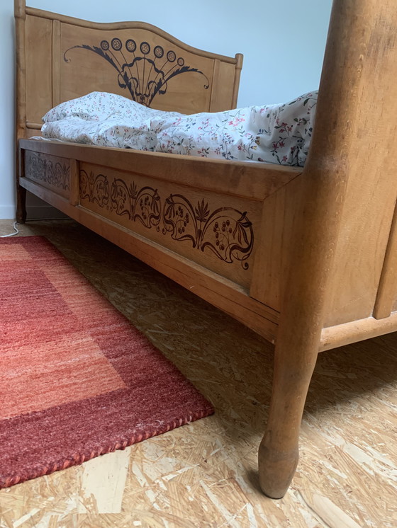 Image 1 of Lit en bois presque antique